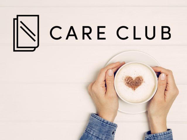 Manos sosteniendo un café y el logotipo de Care Club