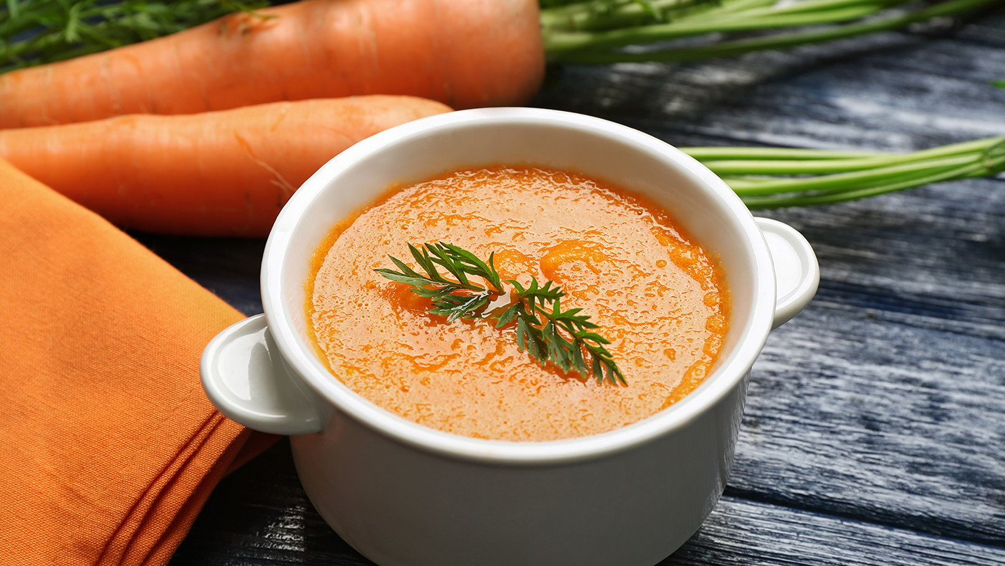 Taza de la deliciosa sopa crema de zanahorias 