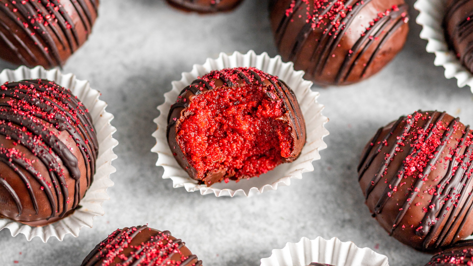 Trufas de pastel de terciopelo rojo cubiertas de chocolate y azúcar rojo