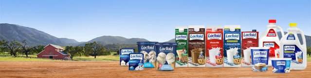 Vista de montañas detrás de una granja con el catálogo completo de leches, suplementos, helados y otros productos sin lactosa de la marca LACTAID