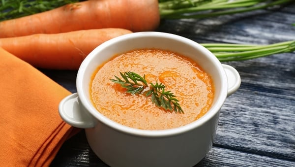 Taza de la deliciosa sopa crema de zanahorias 