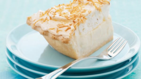 Pastel de crema doble de coco con coco tostado sin lactosa