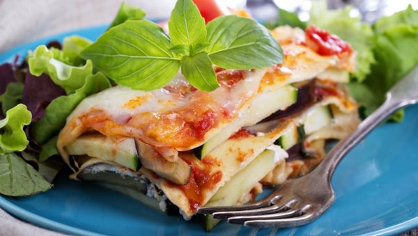 Lasaña de vegetales con hongos, zucchini y ensalada como guarnición al horno 